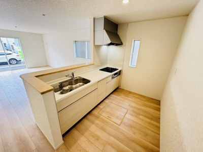 【キッチン】 | 三郷市戸ケ崎３丁目新築戸建【戸ヶ崎小学校：5分】 | 広々システムキッチン・シンクの水栓には浄水器がついてます！