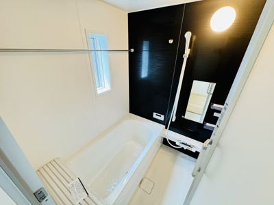 【浴室】 | 三郷市戸ケ崎３丁目新築戸建【戸ヶ崎小学校：5分】 | 手元で水流切り替えエコシャワーヘッド・足を伸ばせる広々浴槽で毎日リラックス！