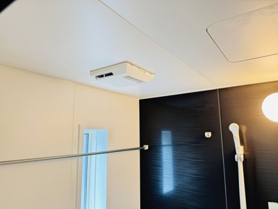 【冷暖房・空調設備】 | 三郷市戸ケ崎３丁目新築戸建【戸ヶ崎小学校：5分】 | 雨の日も安心の浴室乾燥機つき