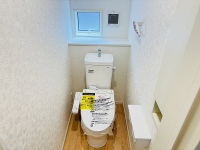 【トイレ】 | 三郷市戸ケ崎３丁目新築戸建【戸ヶ崎小学校：5分】 | 温水洗浄暖房便座つきトイレ