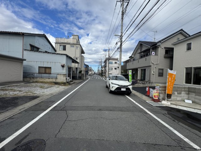 【前面道路含む現地写真】 | 三郷市戸ケ崎３丁目新築戸建【戸ヶ崎小学校：5分】 | 南西側前面道路・幅員約8ｍ