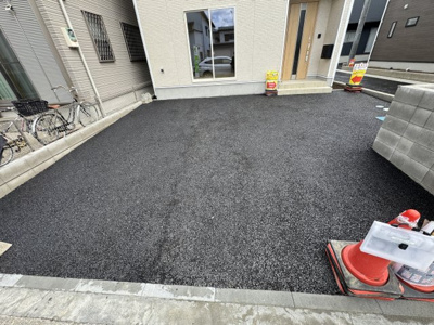 【駐車場】 | 三郷市戸ケ崎３丁目新築戸建【戸ヶ崎小学校：5分】 | 1号棟駐車スペース・並列2台駐車可