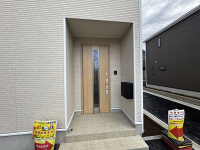 【玄関】 | 三郷市戸ケ崎３丁目新築戸建【戸ヶ崎小学校：5分】 | エントランス・玄関ポーチ