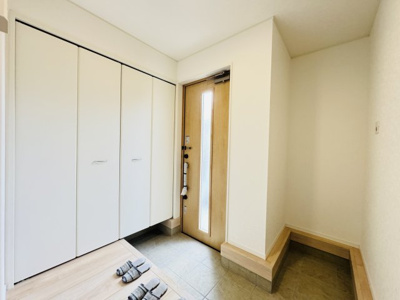 【玄関】 | 三郷市戸ケ崎３丁目新築戸建【戸ヶ崎小学校：5分】 | 玄関ホール・シューズクローゼット