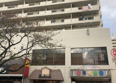 【外観】 | 高尾パークハイツＡ棟 | 土地の面積＝住宅面積ではありません。建ぺい率の問題などで、土地のある場所によって住宅を建てられる面積は限られています。高さもしかり、「土地」という言葉の中には、建築条件も含まれると考えておきましょう。