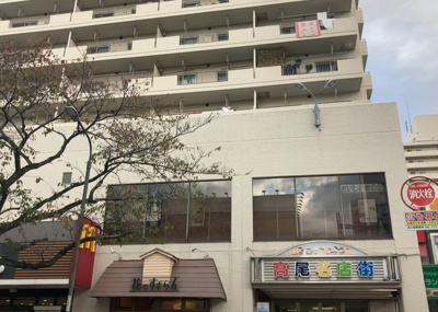 【外観】 | 高尾パークハイツＡ棟 | 家を建てる場合、方位は要チェックです。現実的に日当たりのよい家ならばリビングは南側、建築基準法でも北側に当たる家への配慮は求められています。土地を見学に行く際は、方位磁針を持って行くようにしましょう。