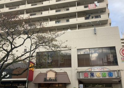 【外観】 | 高尾パークハイツＡ棟 | 現地に行くなら、物件の周囲の地形がどうなっているかを見ることも大切です。周辺より低くなっている土地では、大雨などで水が集まりやすいため、地盤が弱くなっているということも考えられるため、注意が必要です。