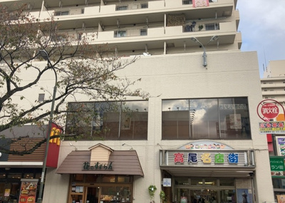 【外観】 | 高尾パークハイツＡ棟 | 土地購入を検討されている場合、境界杭がない状態で購入してしまうと境界確定測量をする必要があり、費用がかかります。購入の前に、売主、隣土地所有者立ち合いのもと境界を確定し境界杭を設置するのがベストです。