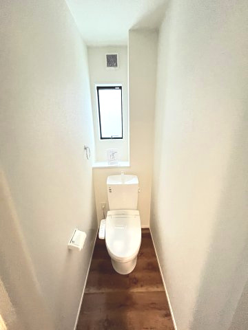 【トイレ】 | 福岡市早良区小田部3丁目4期　1号棟（全1棟）【仲介手数料無料・0円】 | 現地写真。1階のトイレです。