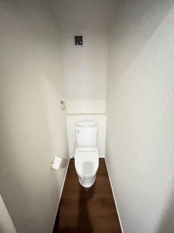 【トイレ】 | 福岡市早良区小田部3丁目4期　1号棟（全1棟）【仲介手数料無料・0円】 | 現地写真。2階にもトイレです。