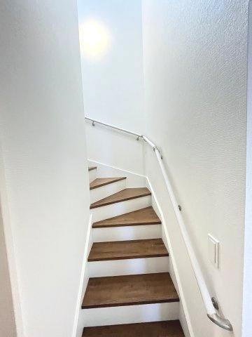 【内装】 | 福岡市早良区小田部3丁目4期　1号棟（全1棟）【仲介手数料無料・0円】 | 現地写真。2階へ上がる階段です。手摺もついて安全ですね。