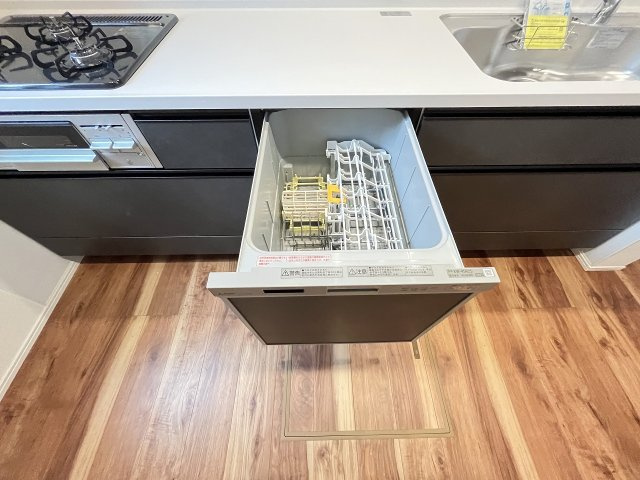 【キッチン】 | 福岡市早良区小田部3丁目4期　1号棟（全1棟）【仲介手数料無料・0円】 | 現地写真。食洗器が付いてます。