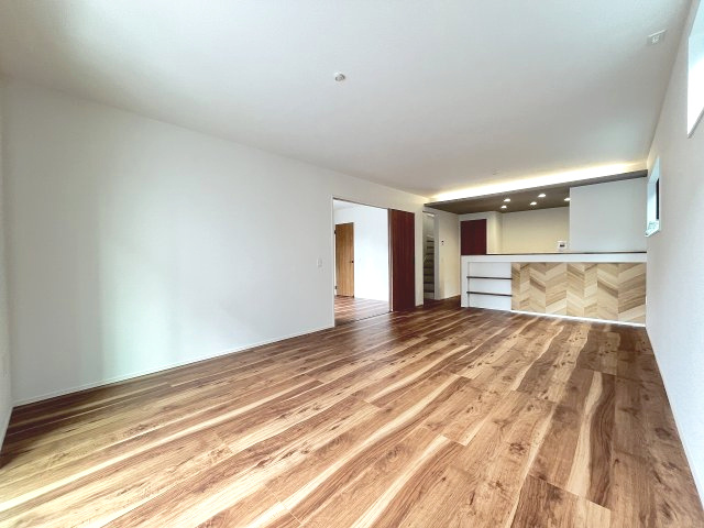 【居間・リビング】 | 福岡市早良区小田部3丁目4期　1号棟（全1棟）【仲介手数料無料・0円】 | 現地写真。リビングです。