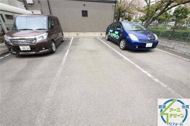 リバーサイドファミーユの駐車場