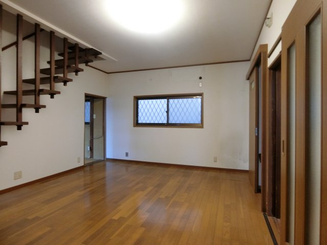 【居間・リビング】 | 南三国ヶ丘町5丁店舗付貸家