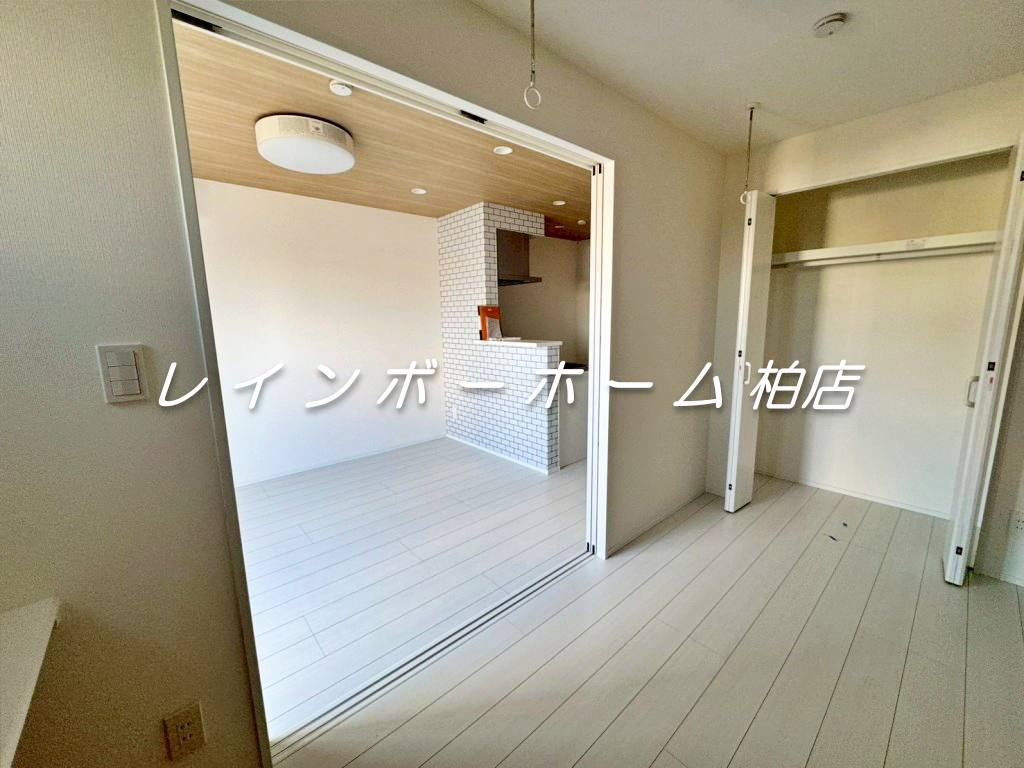 担当エリアのルームアドバイザーが直接対応いたしますの収納|落ち着いた色調の洋室です