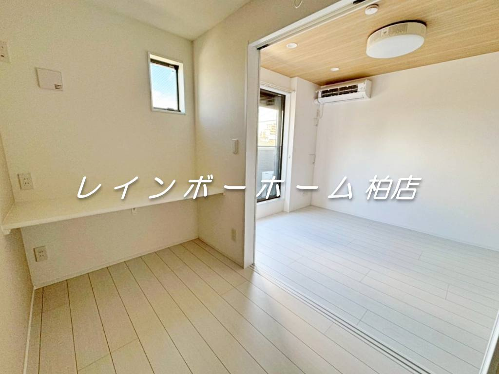 担当エリアのルームアドバイザーが直接対応いたしますの寝室|リビングからの洋室です