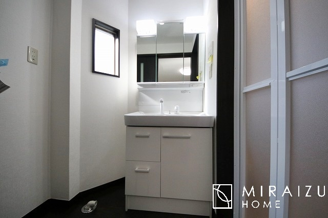 【独立洗面台】 | 三面鏡、シャワー機能の付いた洗面台は小物、洗面用具も収納できるので、朝の身支度が移動せずに洗面台で済ませられます。