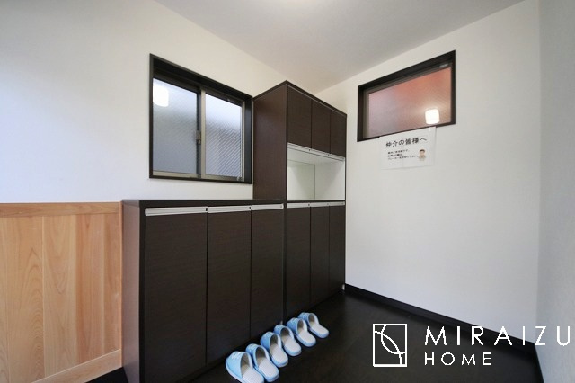 【玄関】 | 玄関にある小窓からは太陽の明るい光が室内へと差し込みます。暗くなりがちな玄関も窓があれば明るく開放的に感じられるので印象がとても良くなります。