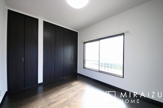 【洋室】 | 洋室の明るさの訳は2面採光のおかげです。天気の良い日は窓を開けて空気の入れ換えを。収納あり、自然な採光ありの洋室は過ごしやすい主寝室などにもお勧めです。