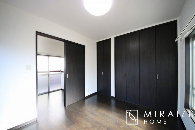 【洋室】 | 収納あり、自然な採光ありの洋室。家族みんなが気持ち良く目覚められる、過ごしやすい主寝室などにもお勧め。もちろん、ペットもご一緒に。