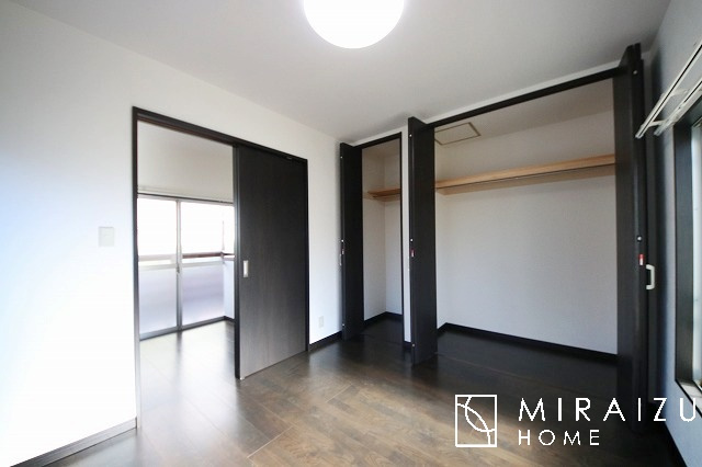 【収納】 | 部屋が散らかる原因の一つは衣類です。そんな衣類をパワフルに収納してくれるクローゼットが各部屋完備。丈の長いコートもたっぷり収納できる優れもの。