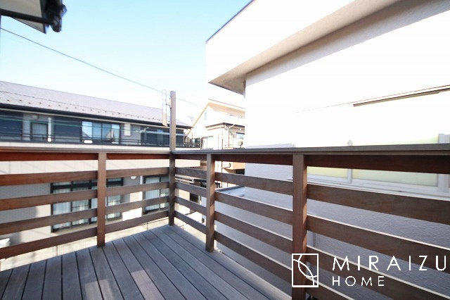 【バルコニー】 | 小鳥の鳴き声で目覚める朝、爽やかな風が入ります。太陽の陽射しでお洗濯物がカラッと乾き、気持ちの良い洋服とお布団で快適に過ごせます。