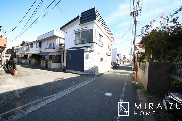 【前面道路含む現地写真】 | シンプルでスタイリッシュな風格は我が家の顔です。永く住むからこそ飽きのこないデザインになっています。