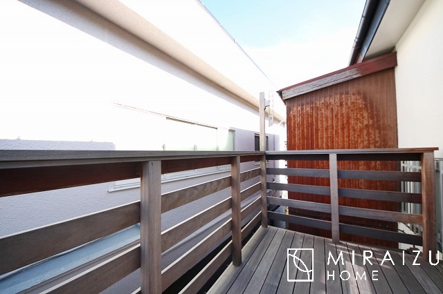 【バルコニー】 | 広々としたバルコニーも魅力の一つです。お洗濯物もお布団も一度にたくさん干せる南向きのバルコニー。