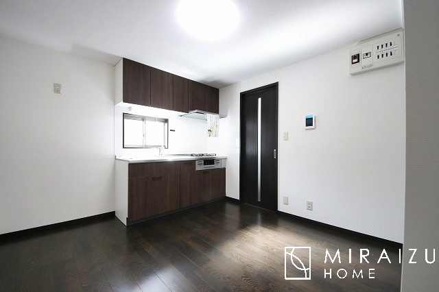 【居間・リビング】 | 明るいリビングは家族の笑顔の源です。家族との時間をゆったりと過ごせるプランニングになっています。