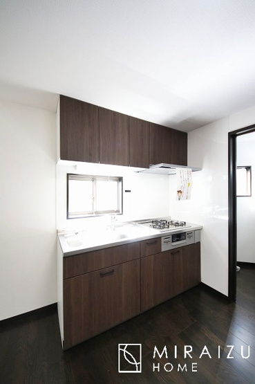 【キッチン】 | お料理中の煙が気になる方でも安心です。小窓、換気扇、リビングには窓がたくさんあるので、煙やニオイを軽減することが出来ます。