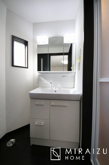 【独立洗面台】 | 収納力と機能性に優れたお手入れ楽々三面鏡付き洗面台。朝の身支度もこれでスムーズに♪