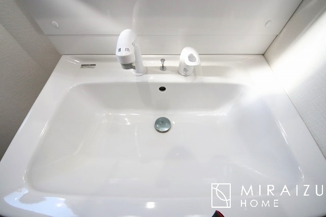 【独立洗面台】 | たっぷりと水がためられ、つけ置き洗いなどに便利な大きなボウルの多機能洗面化粧台