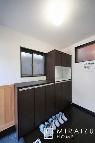 【玄関】 | 家の顔、玄関。シューズボックスの棚に装飾や小物を置いて我が家だけの