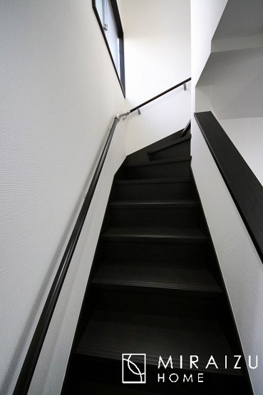 【内装】 | 安全性に配慮した手すり、清潔感や明るい陽光を取り入れてくれる窓がある階段。LED照明付きでお財布にもやさしいつくり。