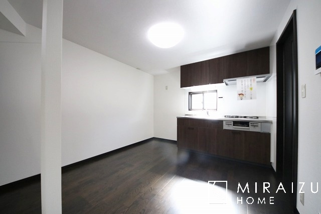 【居間・リビング】 | 自然光がたっぷりと室内に降り注ぎ、居心地の良い場所です。家族の笑い声が聞こえてきそうです。