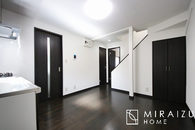 【居間・リビング】 | 食事を取るスペースもリラックスしてくつろげるスペースも勉強するスペースも兼ね備えたリビングダイニング。