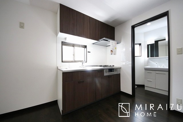 【キッチン】 | 収納に様々な工夫がされていて出しやすく片付けやすい、散らかりにくいキッチンになっています！人工大理石の天板や深型シンクなど、デザイン性と機能性を兼ね備えているので見せたいキッチンになっています。