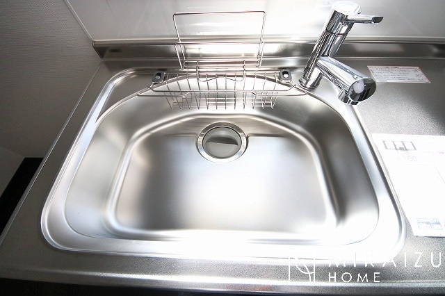 【キッチン】 | 広々としたキッチンは大きな深型シンク、3口コンロ、換気扇、大きなお鍋から小物まで取り出しやすさを考えられた引き出し収納の付いたシステムキッチンです。