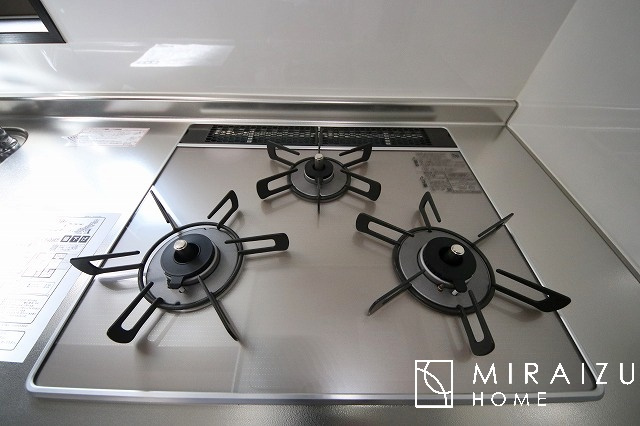 【キッチン】 | 収納力と機能性を備えたシステムキッチン。圧力鍋や大きなフライパンなどの調理器具から調味料など幅広く収納し、お料理のしやすいつくりになっています。