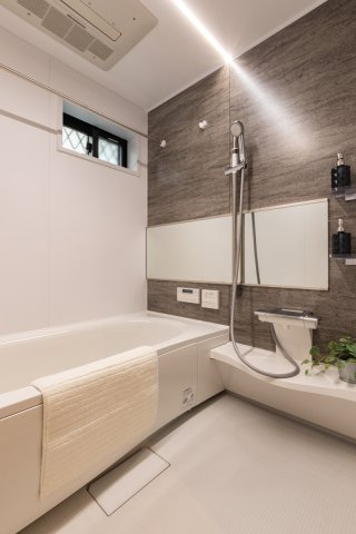 【その他】 | マイタウン浜甲子園　プレミアム　建築条件付き売土地♪ | 【同社施工例写真】
浴室・・・Panasonic製が標準仕様♪
1坪サイズの浴室です♪
大阪ガスの浴室冷暖房・ミストカワック・ミストサウナも入っています♪
浴室に窓があるのが嬉しいですね♪