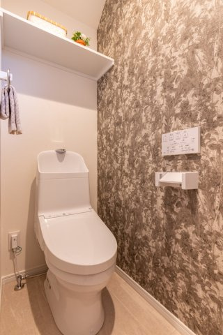 【その他】 | マイタウン浜甲子園　プレミアム　建築条件付き売土地♪ | 【同社施工例写真】
トイレ・・・TOTO製が標準仕様♪
手洗い付きです♪