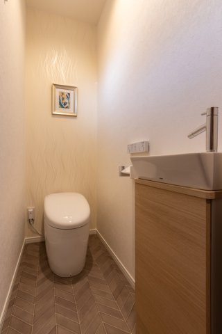 【その他】 | マイタウン浜甲子園　プレミアム　建築条件付き売土地♪ | 【同社施工例写真】
トイレ・・・TOTO製が標準仕様♪
タンクレスで手洗い機付きです♪