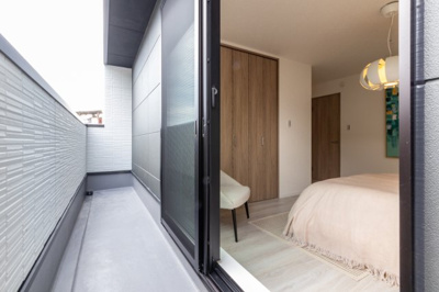 【その他】 | マイタウン浜甲子園　プレミアム　建築条件付き売土地♪ | 【同社施工例写真】
広々としたバルコニー♪
水栓もあるので、おそうじラクラクです！
陽当たり＆風通し良好♪