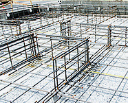 【構造・工法・仕様】 | 新築分譲住宅　山形市浜崎　第3　全3棟 | フラット35の工事仕様書では、立ち上がりの主筋が13mm以上となっておりますが、当社では13mmの鉄筋ではなく16mmの鉄筋を採用しています