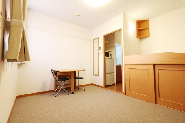 レオパレスメープル北神の収納|広くて明るい寝室