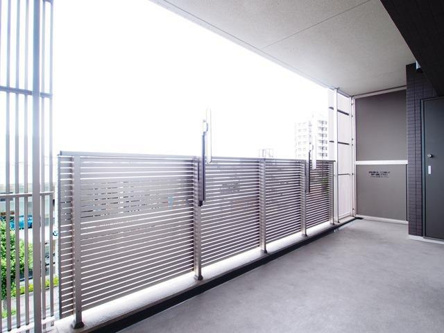 ジオ芦屋楠町のバルコニー|外からの目が気にならないバルコニーで洗濯物が干せます