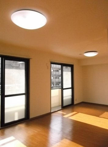 プレステージ芦屋F棟の居間・リビング|LDKには照明器具が付いています！