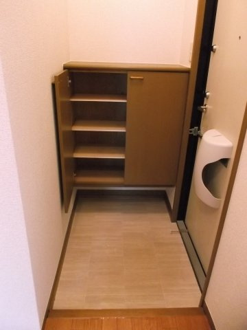 プレステージ芦屋F棟の玄関|下駄箱も備え付けなのですっきり！