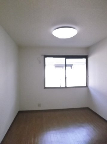 プレステージ芦屋F棟の居間・リビング|洋室は収納もありすっきり（照明はつきません）